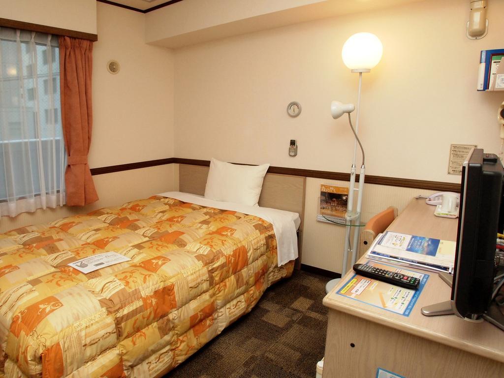 Toyoko Inn Hokkaido Sapporo-Eki Nishi-Guchi Hokudai Mae Екстер'єр фото
